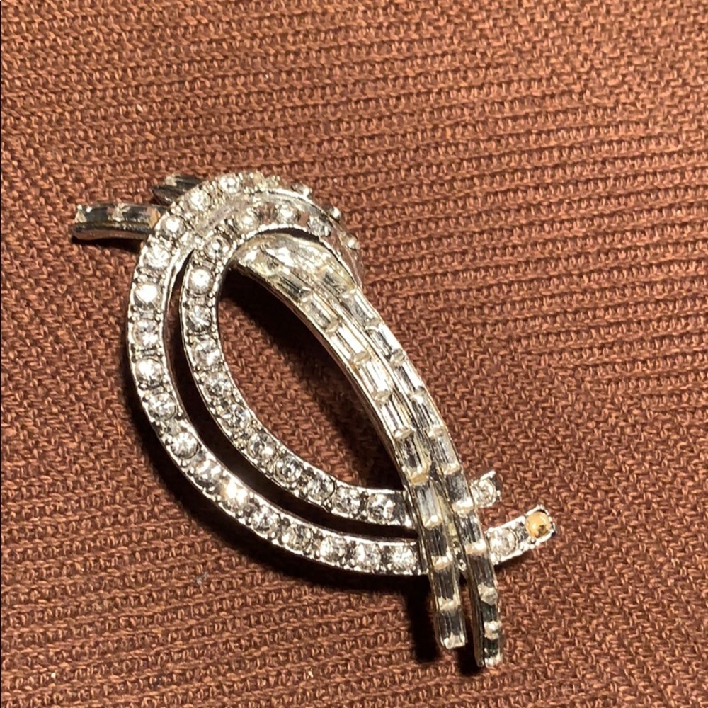 Vintage/Antique Art Deco brooch w/crystals